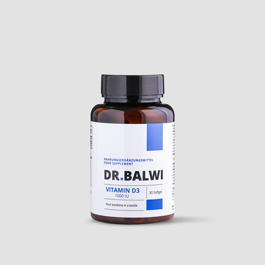 Eine braune Flasche mit schwarzer Kappe und der Aufschrift "Vitamin D 1000 IE" aus dem Dr. Balwi Shop, die das Immunsystem unterstützen und Haarausfall vorbeugen soll, steht aufrecht vor einem schlichten hellgrauen Hintergrund.