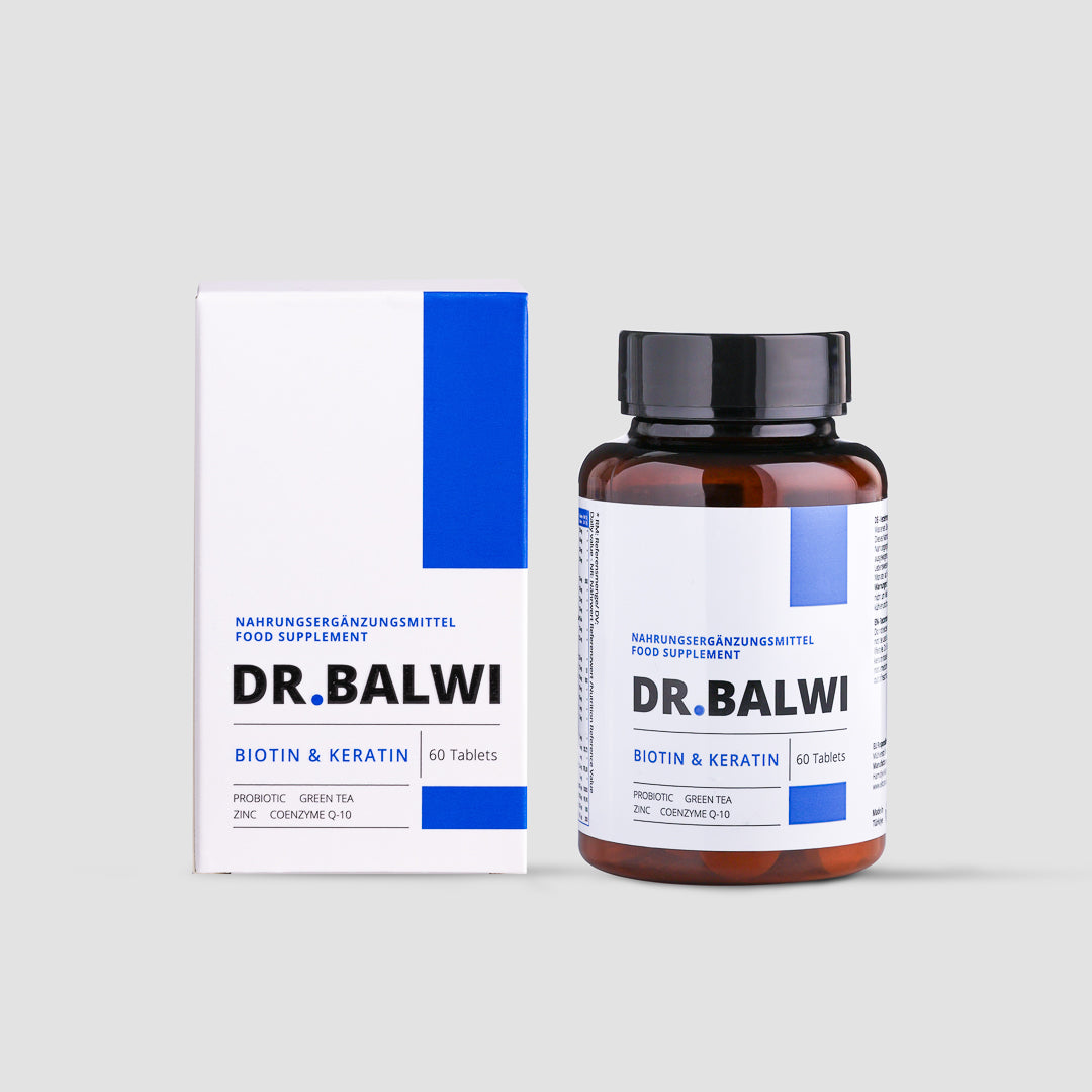 Eine Flasche und eine Schachtel Biotin- und Keratintabletten von shop.elithairtransplant zur Unterstützung der Haargesundheit mit weißem Etikett, blauen Akzenten und schwarzem Text auf hellgrauem Hintergrund.
