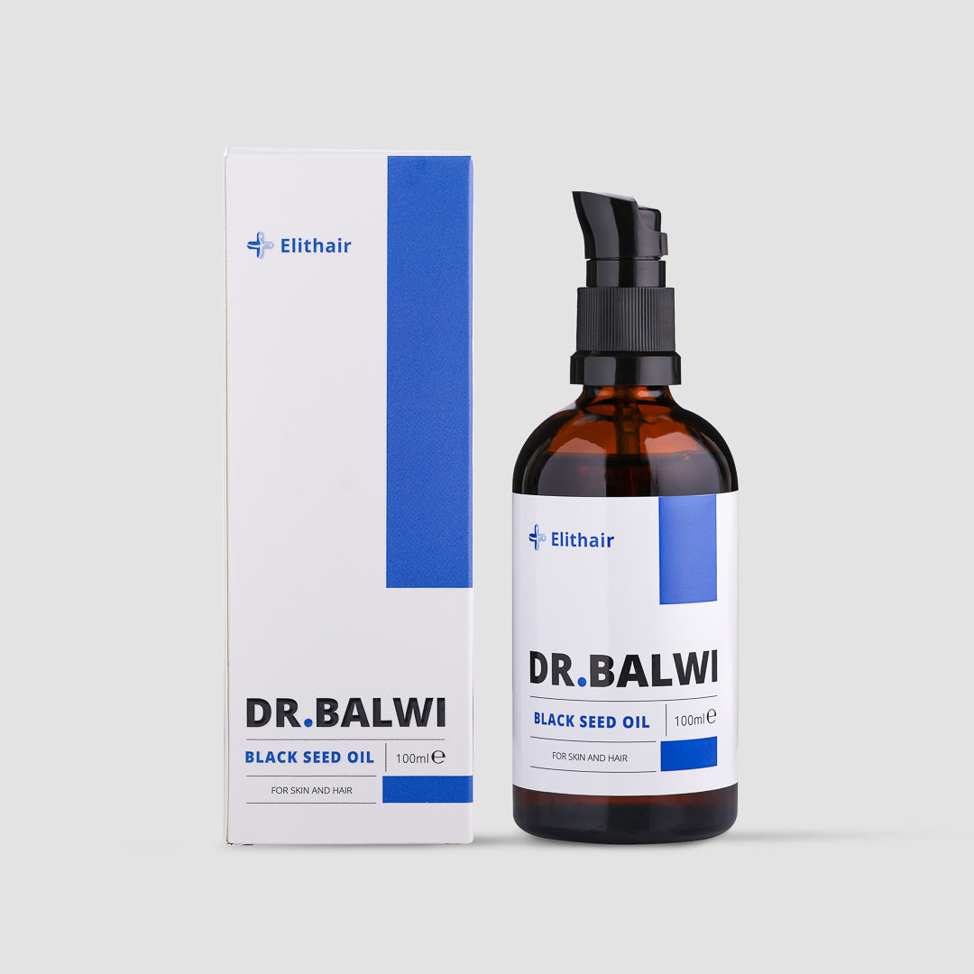 Eine 100-ml-Flasche und eine Schachtel Premium Schwarzkümmelöl von shop.elithairtransplant zur Haut- und Haarpflege, auch bei Haarausfall. Die Verpackung ist weiß mit blauen Akzenten und verfügt über eine schwarze Pumpe auf der Flasche.