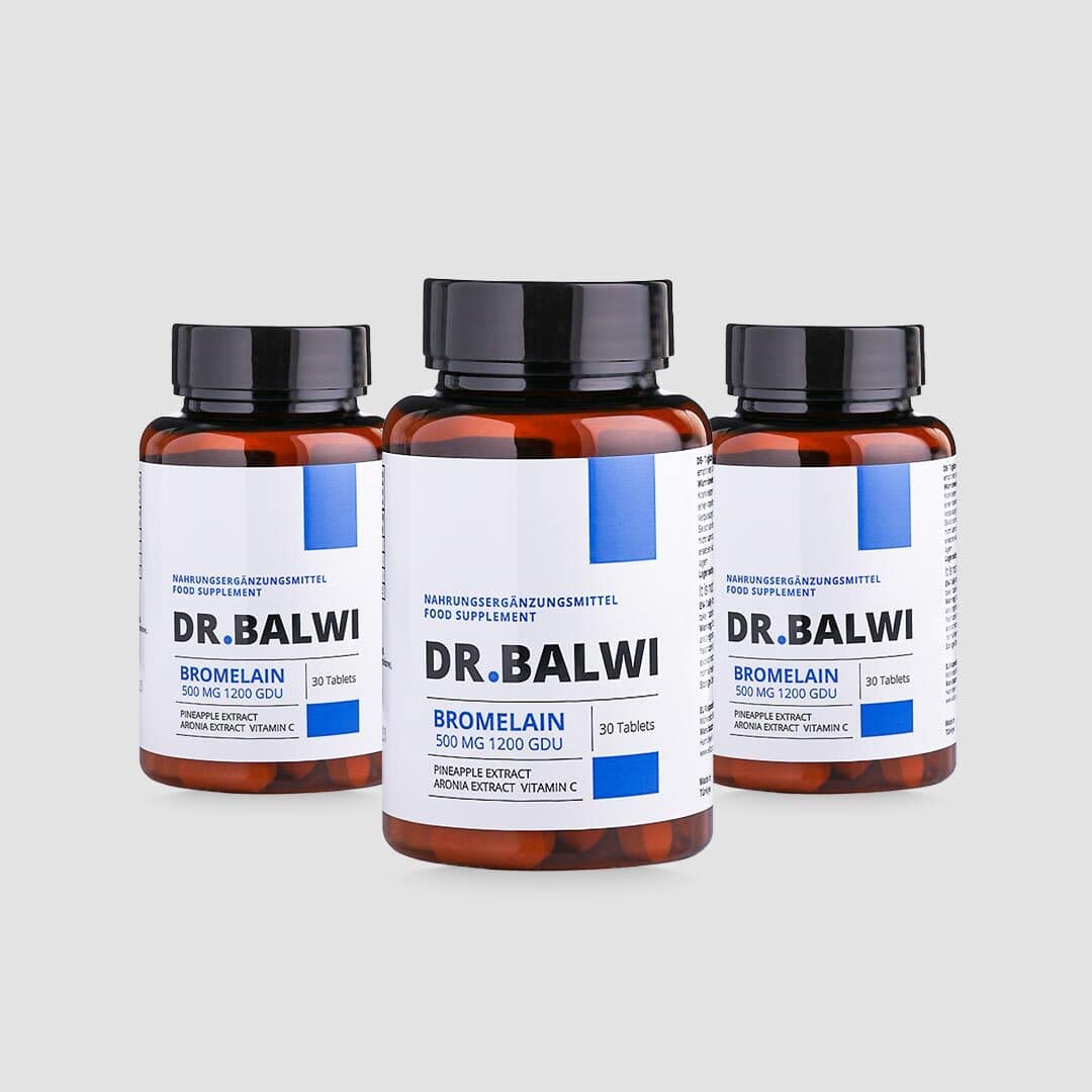 Drei braune Flaschen mit schwarzen Verschlüssen mit der Aufschrift Dr. Balwi Shop Bromelain sind auf einem hellgrauen Hintergrund abgebildet. Die weißen und blauen Etiketten zeigen an, dass jede Flasche 30 Bromelain Kapseln (500 mg, 1200 GDU Ananas Extrakt) enthält.