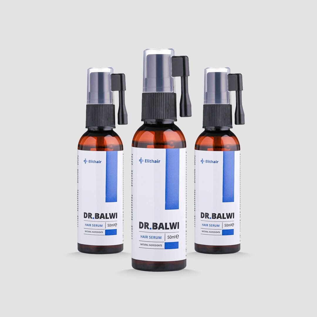 Drei braune Flaschen Dr. Balwi Hair Serum von shop.elithairtransplant mit weißen und blauen Etiketten und schwarzen Sprühverschlüssen werden vor einem hellgrauen Hintergrund präsentiert.