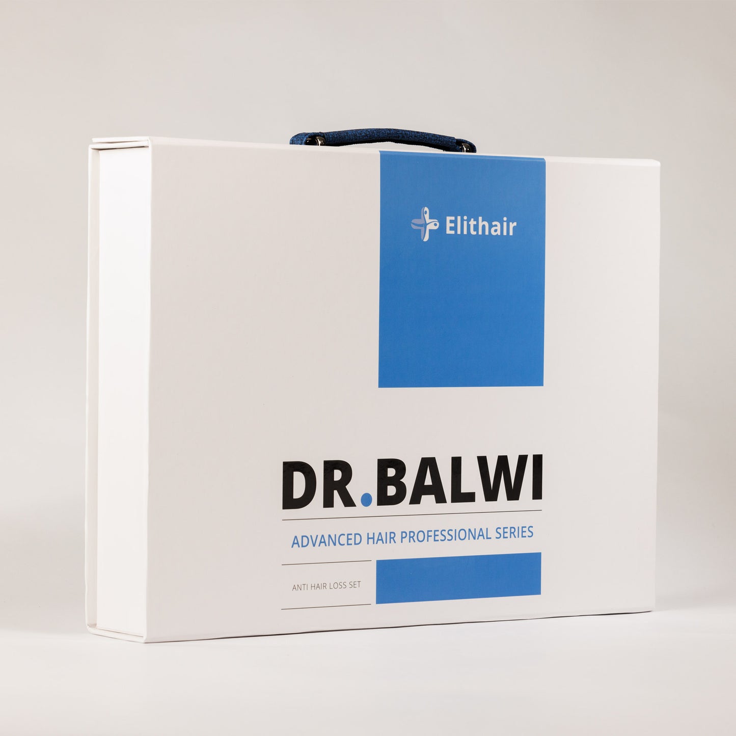 Eine weiße rechteckige Schachtel mit blauem Griff und der Aufschrift „shop.elithairtransplant“ enthält das Dr. Balwi Hair Boost Set mit Procapil™ zur Pflege gegen Haarausfall, abgebildet auf einem minimalistischen Hintergrund.