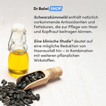 Eine Flasche Premium Schwarzkümmelöl von Dr. Balwi Shop und ein Holzlöffel mit Samen liegen auf hellem Untergrund, dazu informiert ein Text über die Vorteile für die Haarpflege und Unterstützung bei Haarausfall.