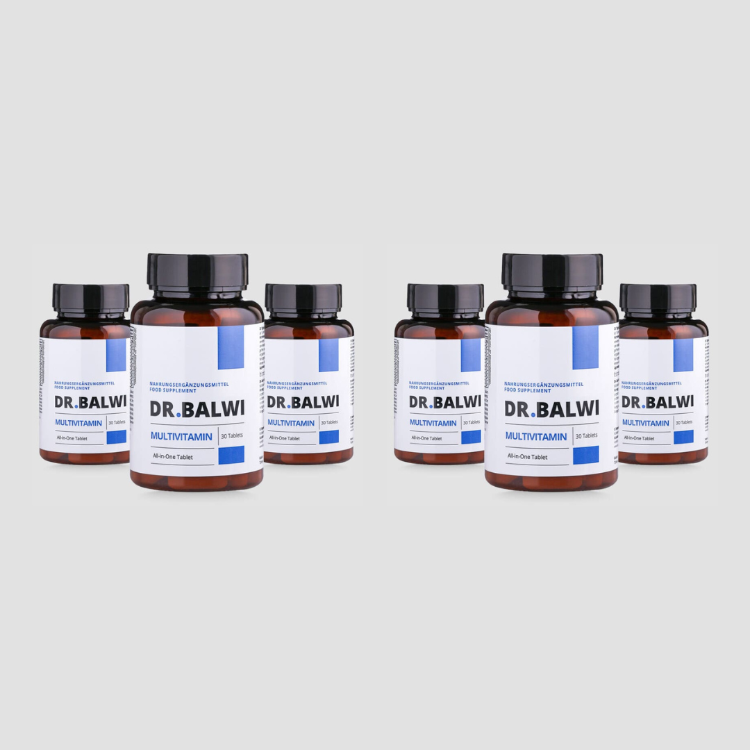 Fünf braune Flaschen Dr. Balwi Shop Multivitamin Complex mit weißen und blauen Etiketten stehen auf einem hellgrauen Hintergrund, auf dem Zink Immunsystem und Reishi-Pilzextrakt abgebildet sind. Die Gruppe von fünf Flaschen erscheint zweimal nebeneinander.