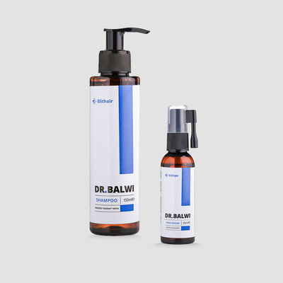 Auf grauem Grund stehen zwei braune Flaschen aus dem Shampoo & Spray Set des Dr. Balwi Shops: die größere mit Pumpe, die kleinere mit Sprühkopf - perfekt für die Haarpflege und Haartransplantation Nachsorge.