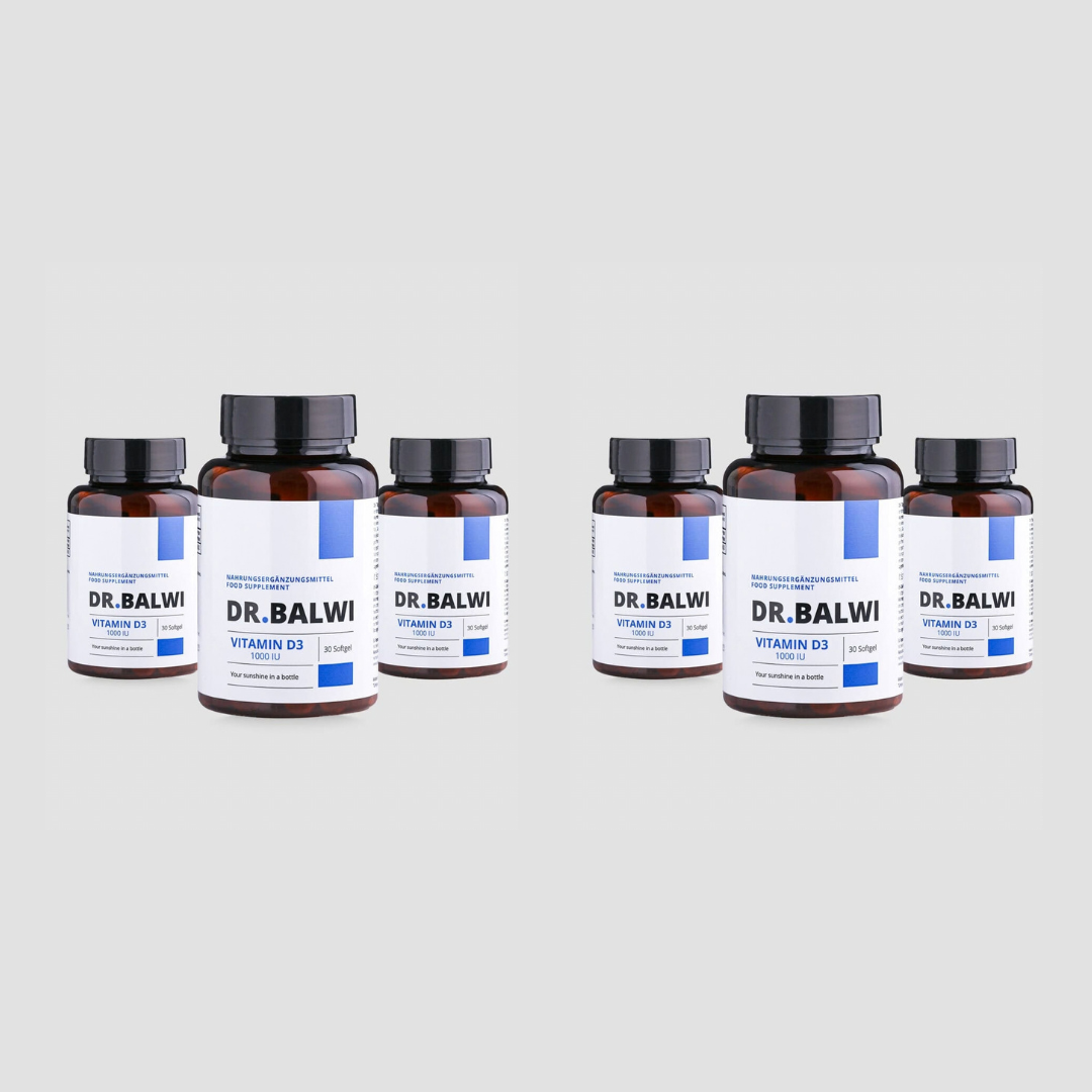 Vier braune Ergänzungsflaschen mit der Aufschrift Dr. Balwi Shop Vitamin D 1000 IE, ideal zur Unterstützung des Immunsystems und zur Vorbeugung von Haarausfall, sind zweimal nebeneinander angeordnet - jede Gruppe mit einer großen und zwei kleinen Flaschen - vor einem grauen Hintergrund.