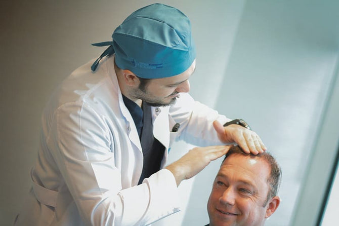 Tritt Haarausfall im Sommer verstärkt auf?