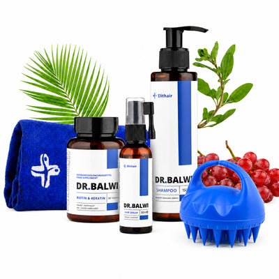 Die Dr. Balwi Shop Anti-Haarausfall-Routine mit Shampoo, Serum und Biotin- und Keratinzusätzen wird zusammen mit einem blauen Kopfhautmassagegerät, einem blauen Handtuch, Palmenblättern und roten Beeren auf einem weißen Hintergrund dargestellt.