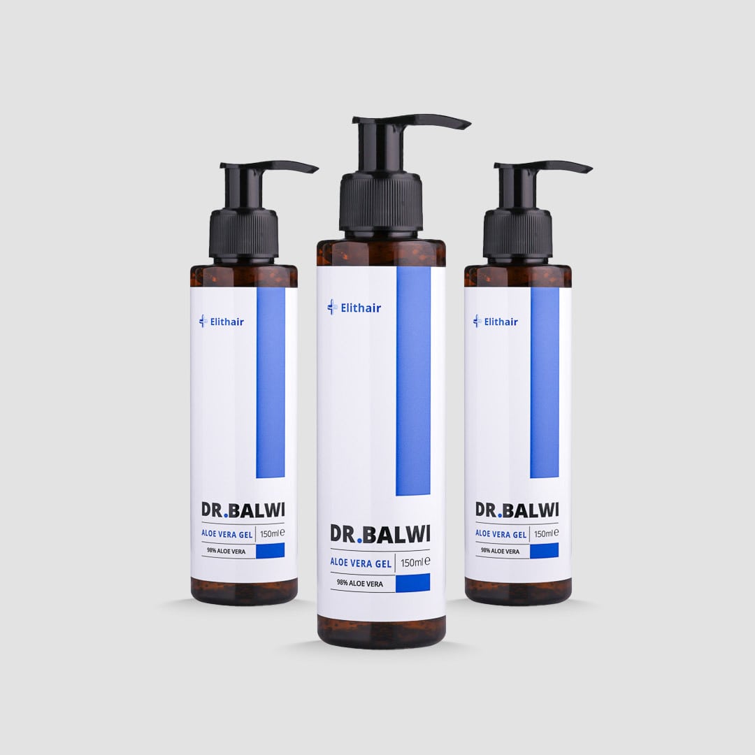 Drei Flaschen Dr. Balwi 98% Aloe Vera (150 ml) von shop.elithairtransplant mit schwarzen Pumpen stehen auf hellgrauem Untergrund. Die weiß-blauen Etiketten tragen das Elithair-Logo und werben mit „Feuchtigkeitspflege für gesunde Durchblutung“.