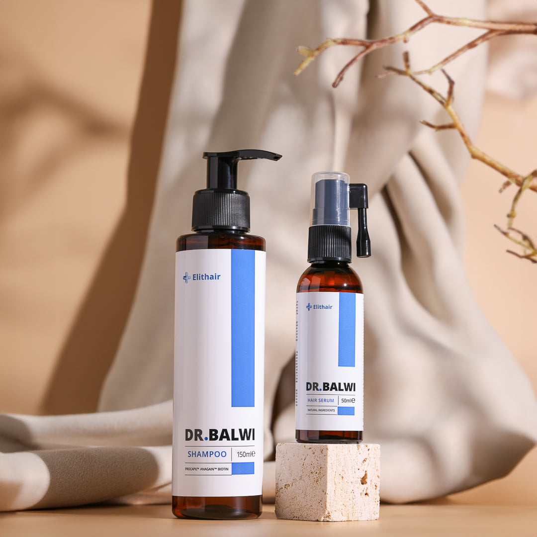 Das Shampoo & Spray Set von shop.elithairtransplant befindet sich auf einer beigen Oberfläche mit Stoffhintergrund und Zweig und erzeugt so einen minimalistischen Look – ideal, um erblich bedingtem Haarausfall auf natürliche Weise entgegenzuwirken.