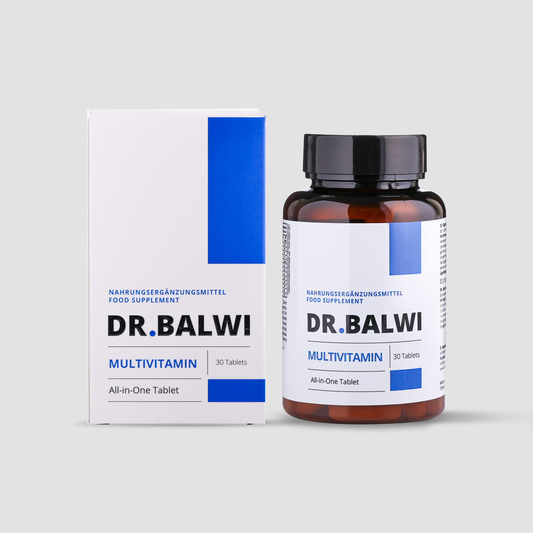 Eine braune Flasche und eine weiße Schachtel des Multivitaminkomplexes von shop.elithairtransplant sind vor einem schlichten hellgrauen Hintergrund abgebildet. Beide Verpackungen weisen blauen und schwarzen Text und Akzente auf.