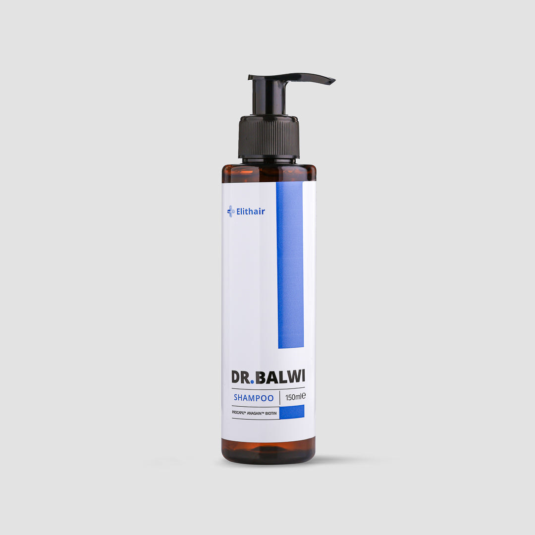 Eine braune Pumpflasche aus Kunststoff mit der Aufschrift „Shampoo & Spray Set“ von shop.elithairtransplant steht aufrecht auf einer hellgrauen Oberfläche und weist ein blaues vertikales Design auf weißem Hintergrund auf.