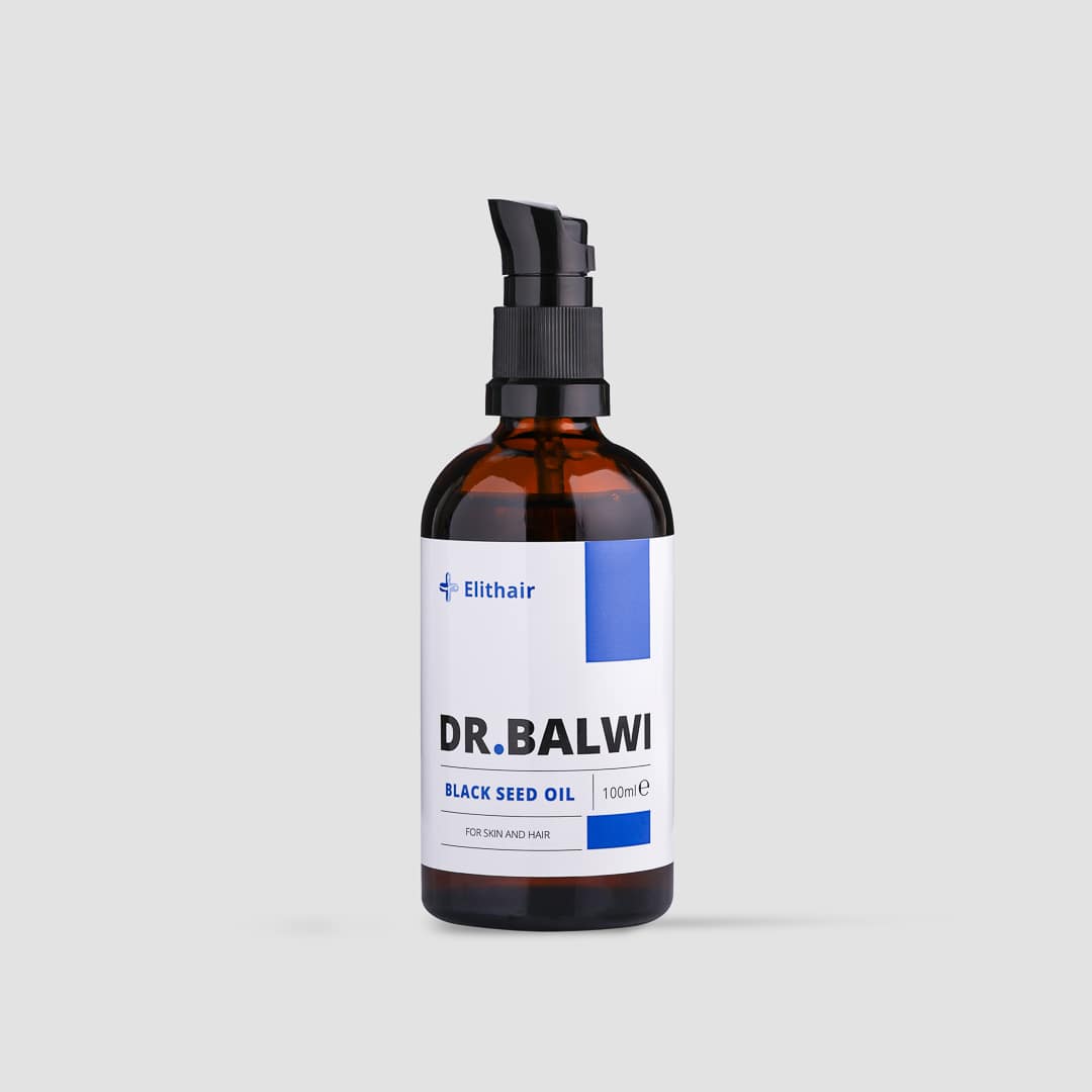 Eine braune Pumpflasche mit der Aufschrift „shop.elithairtransplant Premium Schwarzkümmelöl 100ml“ ist auf hellgrauem Hintergrund abgebildet. Das Etikett hebt die Vorteile für die Haarpflege und die effektive Haarausfall-Pflege für Haut und Haar hervor.