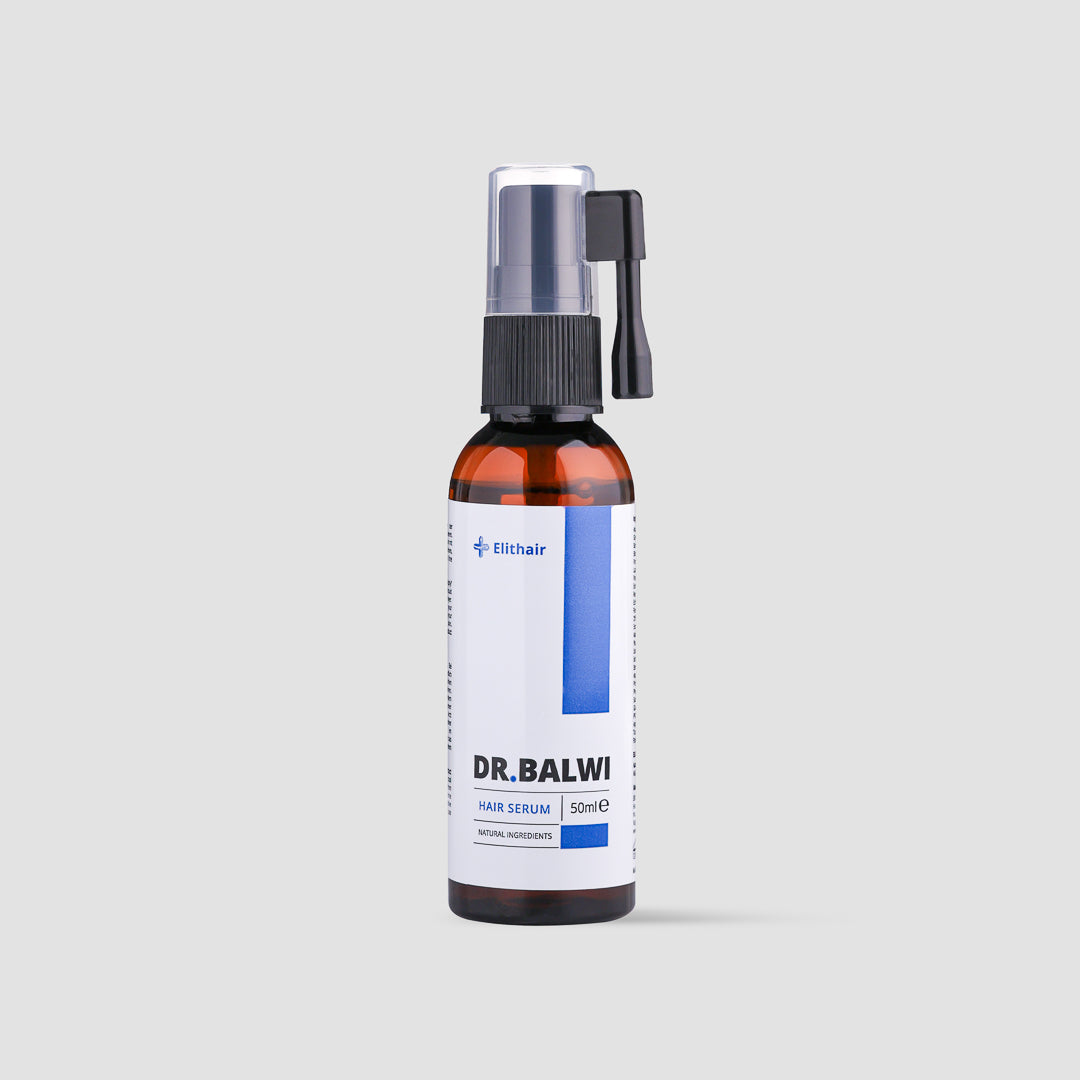 Vor hellgrauem Untergrund steht eine braune Flasche des Shampoo & Spray Sets von shop.elithairtransplant mit Pumpspender und blauschwarzem Etikett – ideal zur gezielten Behandlung von erblich bedingtem Haarausfall.