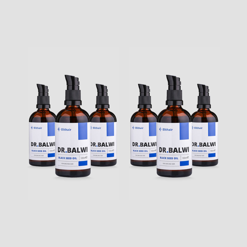 Sechs braune Flaschen mit schwarzer Pumpe mit der Aufschrift Premium Schwarzkümmelöl by Dr. Balwi Shop sind in zwei Reihen auf einem hellgrauen Hintergrund angeordnet und betonen den Nutzen für die Haarpflege und die Unterstützung bei der Reduzierung von Haarausfall.