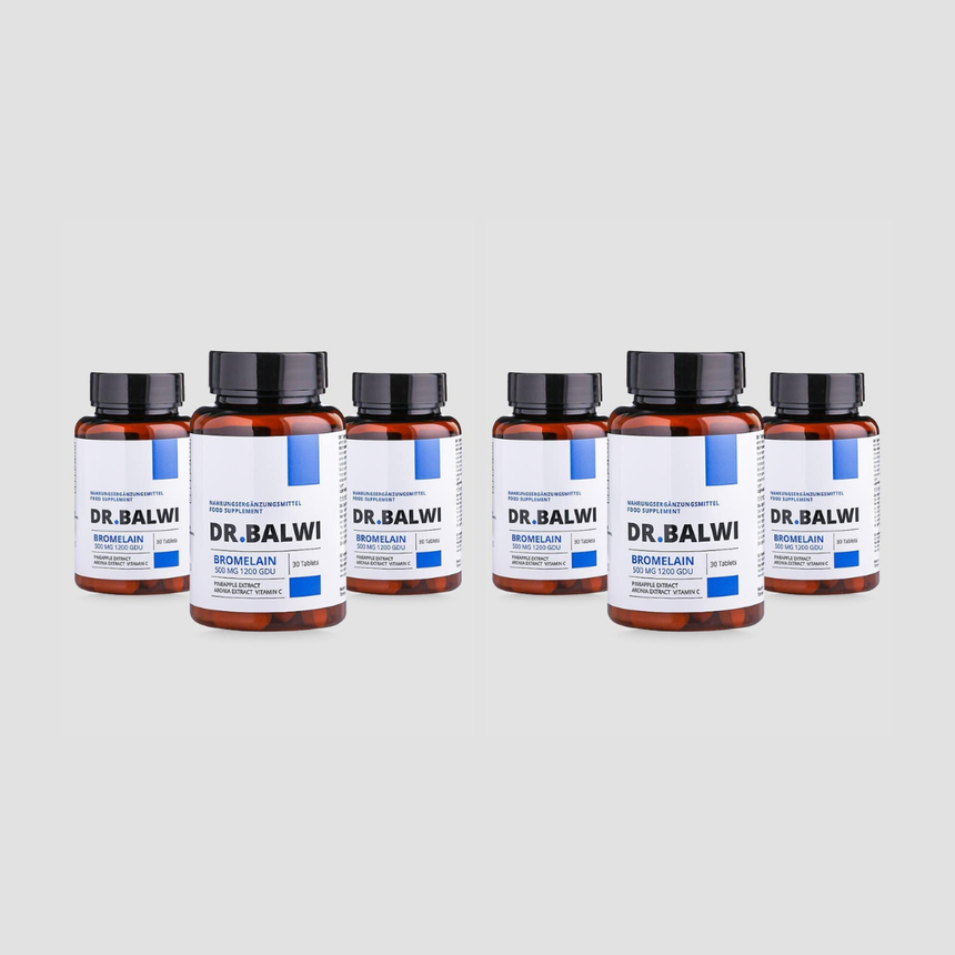 Sechs bernsteinfarbene Flaschen Dr. Balwi Shop Bromelain mit weißen Etiketten mit blauen Akzenten und schwarzen Verschlüssen sind in zwei Reihen auf einem hellgrauen Hintergrund angeordnet.