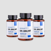 Drei braune Flaschen mit schwarzen Verschlüssen mit der Aufschrift Dr. Balwi Shop Bromelain sind auf einem hellgrauen Hintergrund abgebildet. Die weißen und blauen Etiketten zeigen an, dass jede Flasche 30 Bromelain Kapseln (500 mg, 1200 GDU Ananas Extrakt) enthält.