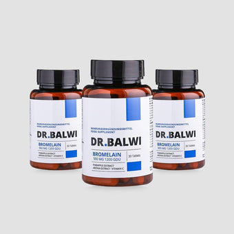 Drei braune Flaschen mit schwarzen Verschlüssen mit der Aufschrift Dr. Balwi Shop Bromelain sind auf einem hellgrauen Hintergrund abgebildet. Die weißen und blauen Etiketten zeigen an, dass jede Flasche 30 Bromelain Kapseln (500 mg, 1200 GDU Ananas Extrakt) enthält.