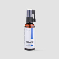 Eine braune Flasche Dr. Balwi Hair Serum aus dem Dr. Balwi Shop mit schwarzer Sprühpumpe und klarer Kappe, auf hellgrauem Hintergrund. Das weiße Etikett mit blauem und schwarzem Text weist auf die Unterstützung des Haarwachstums und die Reduzierung von Haarausfall hin.