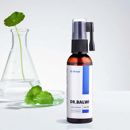 Eine braune Flasche Dr. Balwi Hair Serum von shop.elithairtransplant (50 ml, Sprühverschluss) steht neben einem Becher und einer Petrischale mit grünen Blättern und zeigt auf einer weißen Oberfläche pflanzliche Stammzellen für das Haarwachstum.