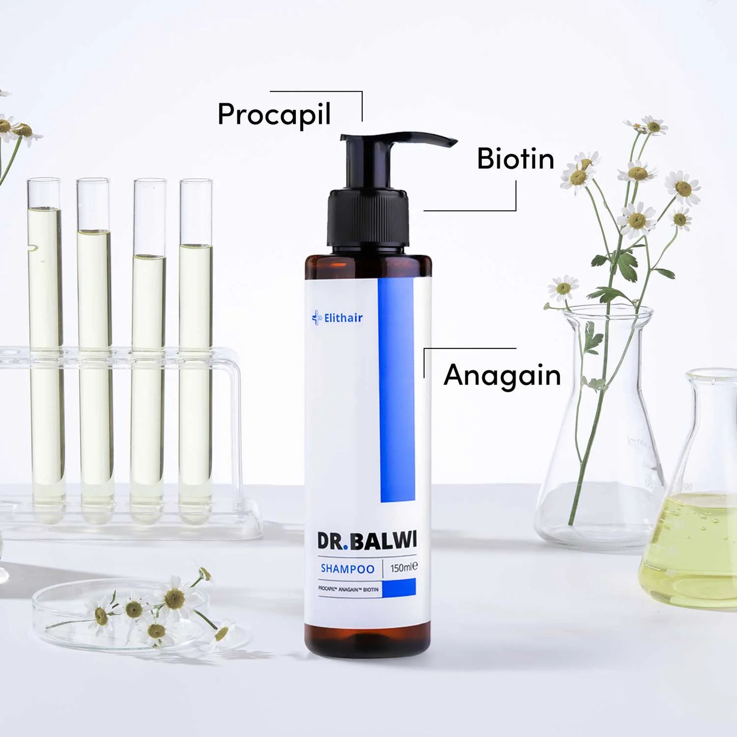 Eine Flasche Dr. Balwi Shampoo von shop.elithairtransplant steht auf einer weißen Oberfläche mit Reagenzgläsern, Bechern und Blumen und hebt Inhaltsstoffe wie Procapil™, Biotin und Anagain zur Pflege gegen Haarausfall und dünner werdendes Haar hervor.