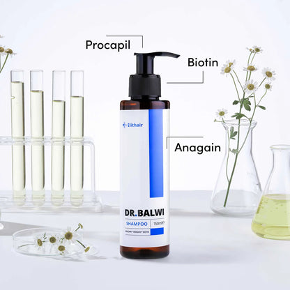 Eine Flasche Dr. Balwi Shampoo von shop.elithairtransplant steht auf einer weißen Oberfläche mit Reagenzgläsern, Bechern und Blumen und hebt Inhaltsstoffe wie Procapil™, Biotin und Anagain zur Pflege gegen Haarausfall und dünner werdendes Haar hervor.
