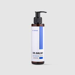 Eine braune Pumpflasche mit Dr. Balwi 98% Aloe Vera von shop.elithairtransplant ist vor einem schlichten hellgrauen Hintergrund abgebildet. Das weiße Etikett hat blaue Akzente und ist minimalistisch gestaltet.