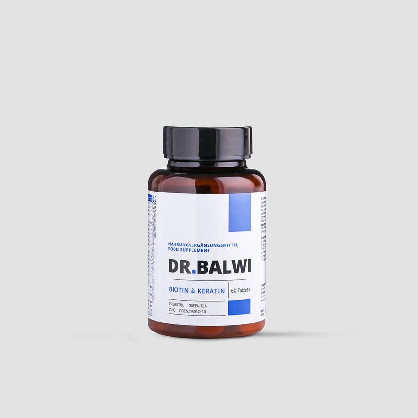 Eine braune Flasche mit einer schwarzen Kappe mit der Aufschrift Dr. Balwi Shop Biotin & Keratin Tabletten, die 60 Tabletten für den Haarwuchs enthält, wird vor einem schlichten hellgrauen Hintergrund gezeigt.