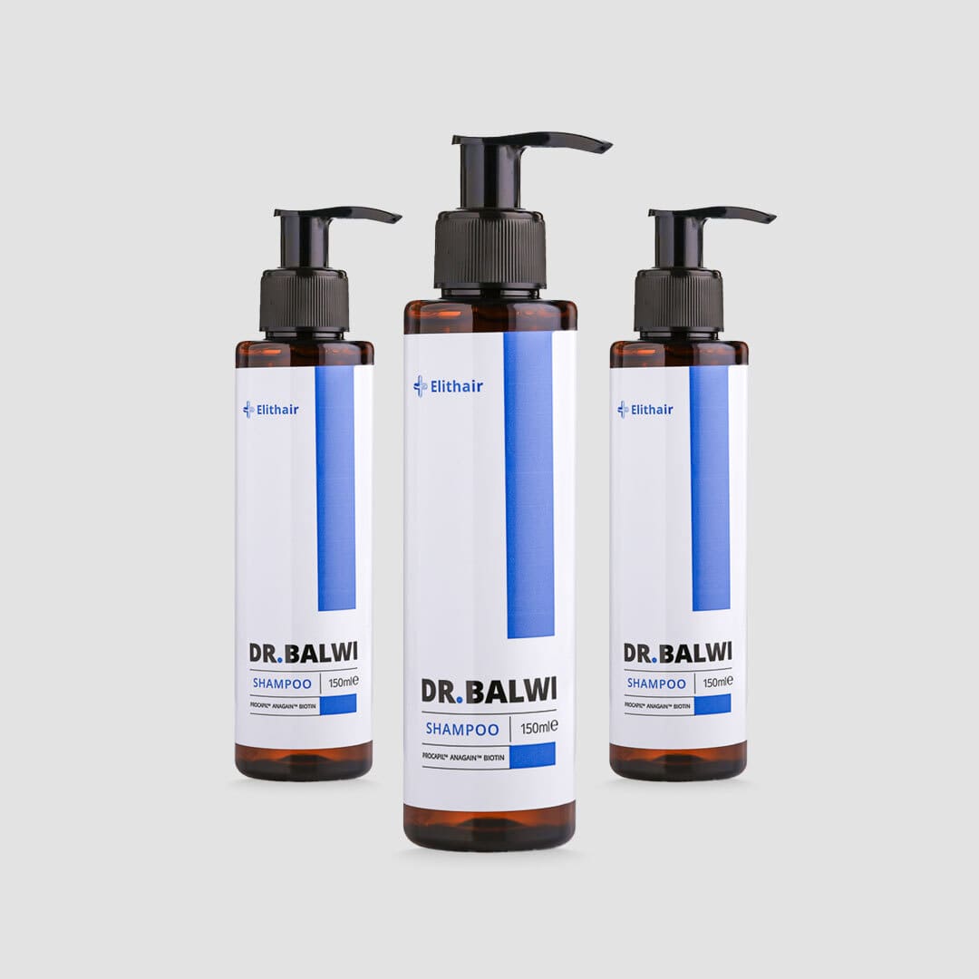 Auf hellgrauem Untergrund stehen drei Flaschen Dr. Balwi Shampoo von shop.elithairtransplant, je 150 ml mit Pumpspender und weiß-blauen Etiketten – perfekt für die Haarausfall-Pflege.
