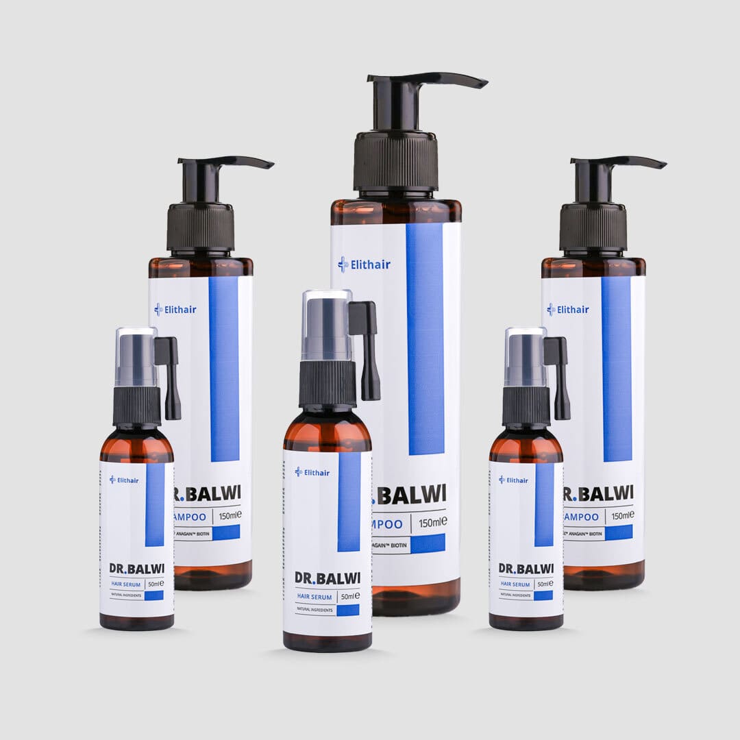 Das Shampoo- und Spray-Set von shop.elithairtransplant wird in bernsteinfarbenen Flaschen mit weißen und blauen Etiketten – drei Pumpflaschen und zwei Sprühflaschen – auf hellgrauem Hintergrund präsentiert.