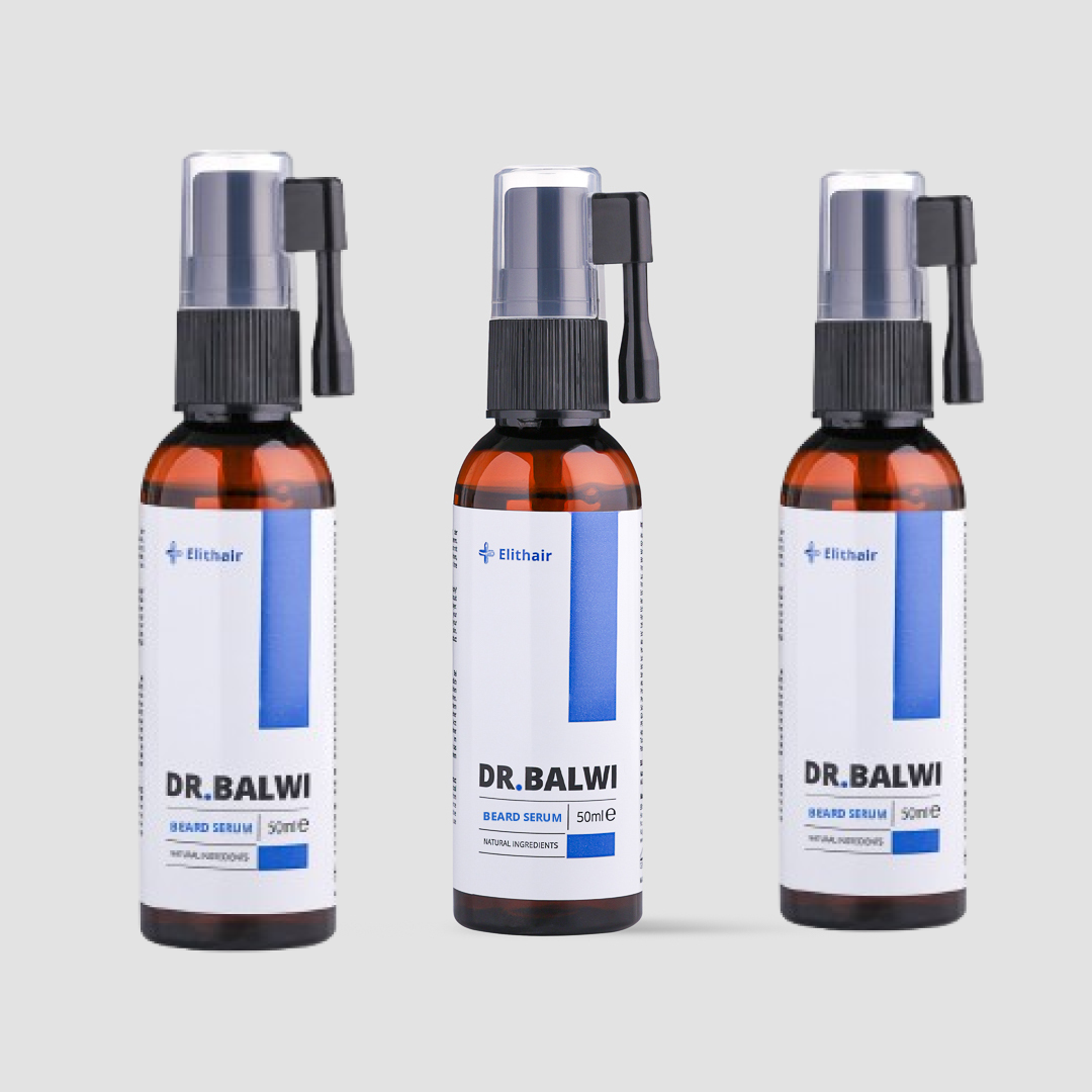 Drei Flaschen Dr. Balwi Bartserum von shop.elithairtransplant sind auf einem schlichten hellgrauen Hintergrund abgebildet. Die bernsteinfarbenen Flaschen haben schwarze Sprühverschlüsse und weiße Etiketten mit blauen Akzenten – ideal für die Bartpflege.