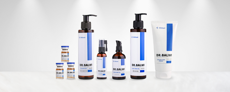 Eine Vielzahl von Haarpflegeprodukten der Marke Dr. Balwi, darunter Shampoo, Lotion, Sprühflaschen, Fläschchen und eine Tube, sind auf einer weißen Fläche mit einem hellen, minimalistischen Hintergrund angeordnet.