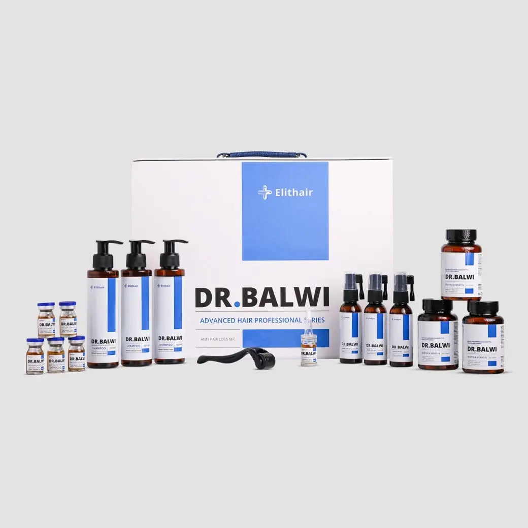 Das Dr. Balwi Hair Boost Set von shop.elithairtransplant umfasst Flaschen, Sprays, Tiegel und einen Dermaroller mit AnaGain™ und Procapil™, alles präsentiert vor einer großen weiß-blauen Schachtel der Dr. Balwi Advanced Hair Professional Series.