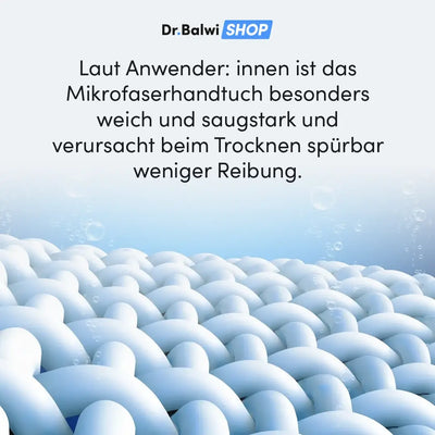 Nahaufnahme von weißen und blauen Mikrofasersträngen mit Luftblasen. Der deutsche Text hebt das Mikrofaser Kopfhandtuch von Dr. Balwi Shop als besonders weich, saugfähig und reibungsmindernd beim Trocknen hervor. Das Dr. Balwi Shop-Logo erscheint oben.
