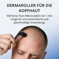 Eine Person verwendet den Dr. Balwi Dermaroller aus dem Dr. Balwi Shop mit 540 feinen Titan-Mikronadeln von jeweils 1 mm Länge auf ihrer Kopfhaut, um das Mikronadelverfahren kontrolliert und gleichmäßig durchzuführen und so das Haarwachstum gezielt zu fördern.
