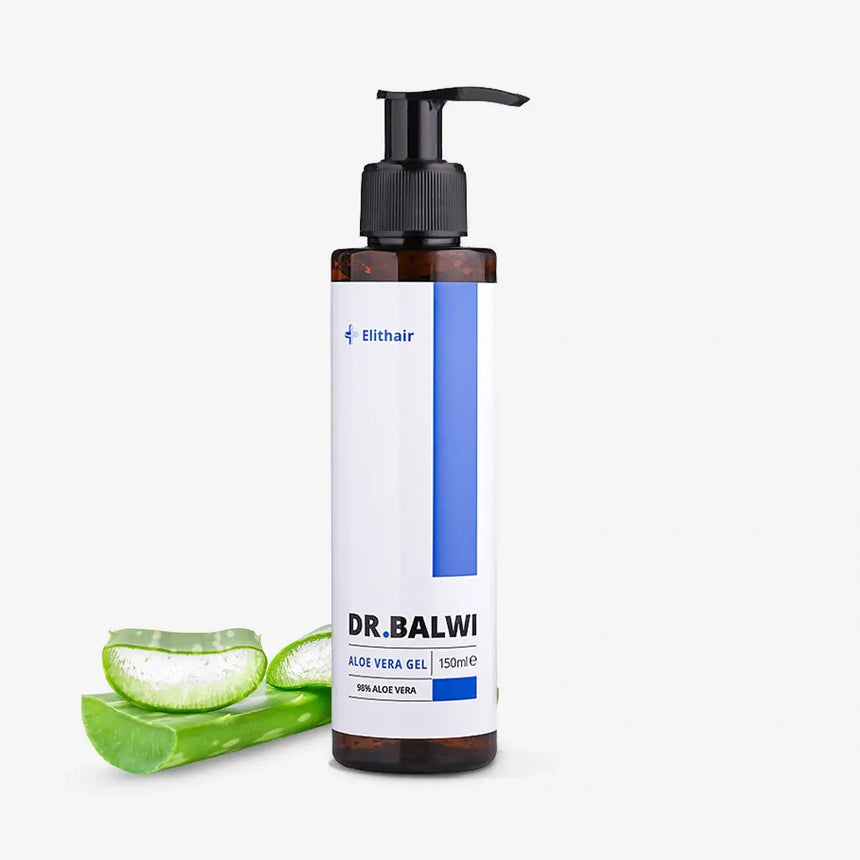 Eine Flasche Dr. Balwi Shop's Dr. Balwi 98% Aloe Vera mit Pumpspender steht neben zwei Aloe Vera Blattscheiben, ideal für Feuchtigkeitspflege Haare und für trockene Kopfhaut, auf einem weißen Hintergrund.