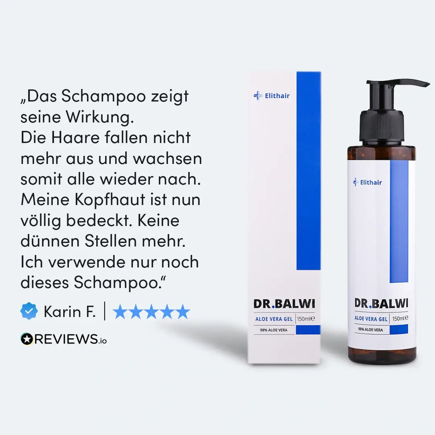 Eine Flasche und eine Schachtel von Dr. Balwi Shop's Dr. Balwi 98% Aloe Vera sind neben einer deutschen Fünf-Sterne-Rezension ausgestellt, in der die Feuchtigkeitspflege Haare zur Reduzierung von Haarausfall und zur Verbesserung der Deckkraft auf trockener Kopfhaut gelobt wird.
