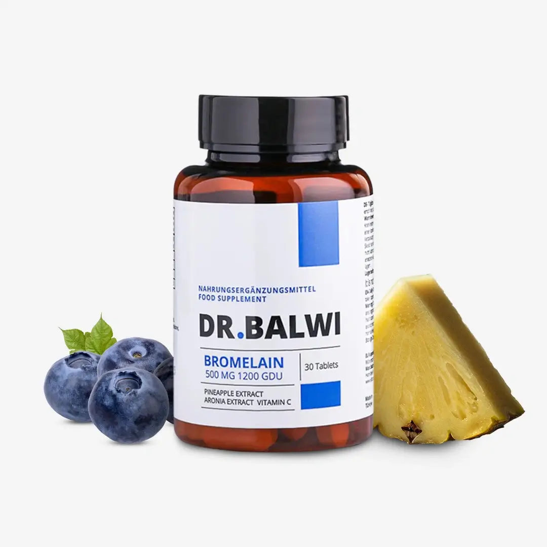 Eine Flasche Bromelain aus dem Dr. Balwi Shop ist neben frischen Blaubeeren und einer Ananasscheibe auf weißem Hintergrund abgebildet, um die Unterstützung bei Haarausfall zu betonen.