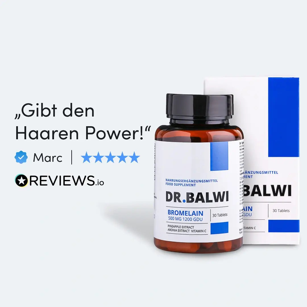 Eine Flasche Dr. Balwi Shop Bromelain steht neben der Verpackung. Marc vergibt 5 Sterne: Gibt den Haaren Power! Unten ist das Reviews.io-Logo zu sehen. Das cleane, minimalistische Design wirkt ideal bei Haarausfall.