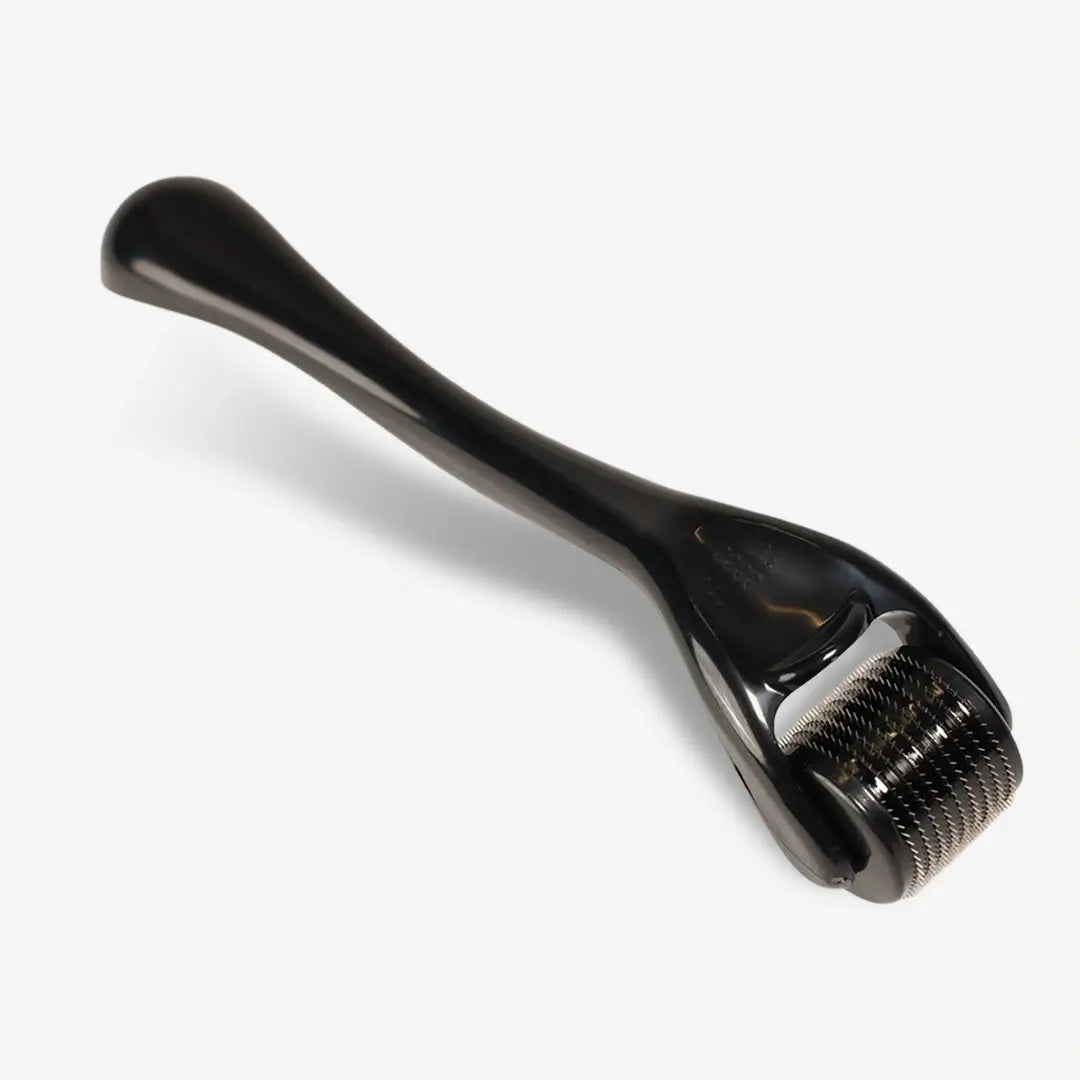 Der Dr. Balwi Dermaroller aus dem Dr. Balwi Shop ist ein schwarzes Microneedling-Gerät mit einem gebogenen Griff und einer zylindrischen Rolle, die mit feinen Metallnadeln besetzt ist, abgebildet auf weißem Hintergrund.