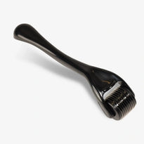 Der Dr. Balwi Dermaroller aus dem Dr. Balwi Shop ist ein schwarzes Microneedling-Gerät mit einem gebogenen Griff und einer zylindrischen Rolle, die mit feinen Metallnadeln besetzt ist, abgebildet auf weißem Hintergrund.