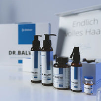 Das Dr. Balwi Shop Hair Boost Set für mehr Haardichte und -wachstum ist auf einer weißen Fläche mit gebrandeten Boxen und "Endlich volles Haar" im Hintergrund abgebildet.