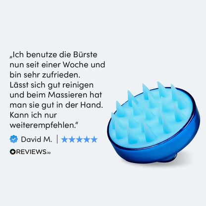 Eine blaue Dr. Balwi Massagebürste aus dem Dr. Balwi Shop wird neben einer deutschen Bewertung von David M. auf Reviews.io gezeigt, der die einfache Reinigung, den bequemen Griff und die Fünf-Sterne-Bewertung lobt und diese Kopfhautbürste zur Verwendung empfiehlt.