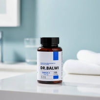 Eine braune Flasche mit der Aufschrift Daily Omega 3 von Dr. Balwi Shop steht auf einer weißen Fläche in einem Badezimmer mit hellblauer Wand, weißem Handtuch und unscharfem Hintergrund - ideal zur Unterstützung des Haarwachstums und zur Verringerung des Haarausfalls.
