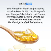 Ein Holzlöffel mit Daily Omega 3 Kapseln von Dr. Balwi Shop liegt auf weißem Grund; im Hintergrund verweist ein deutscher Hinweis auf eine klinische Studie zu positiven Effekten bei Haarausfall und verbessertem Haarwachstum.