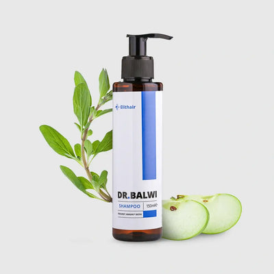 Das Dr. Balwi Shampoo von Dr. Balwi Shop mit schwarzer Pumpe wird mit grünen Blättern und Apfelscheiben gezeigt, um die Vorteile der Haarausfall-Pflege für gesundes Haarwachstum auf einem einfachen hellen Hintergrund hervorzuheben.
