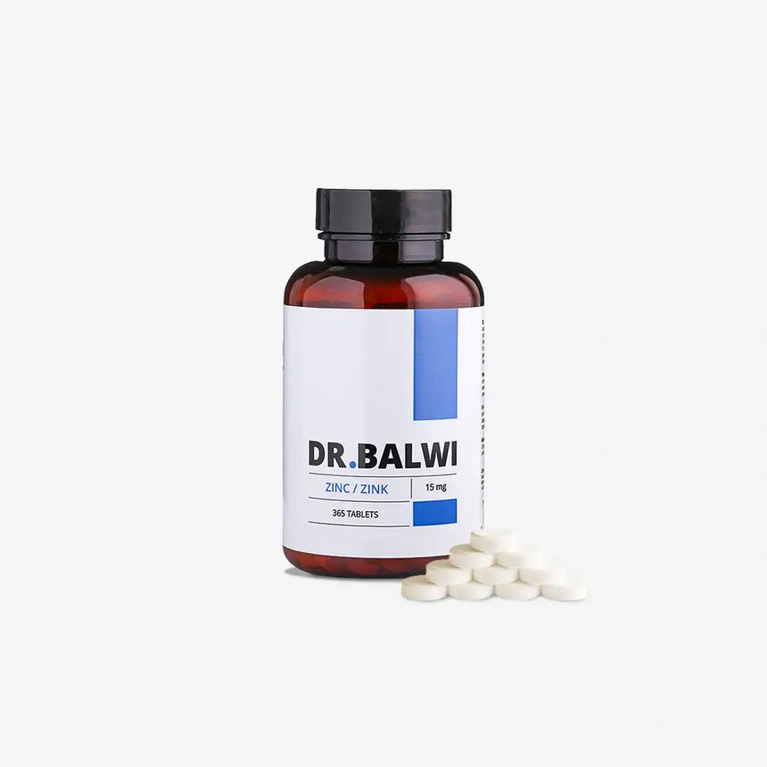 Eine braune Plastikflasche mit der Aufschrift "Zink Tabletten" aus dem Dr. Balwi Shop (365 Tabletten, 15 mg) wird mit runden weißen Tabletten daneben - ideal zur Unterstützung des Immunsystems und des Haarwachstums - auf einem sauberen weißen Hintergrund gezeigt.