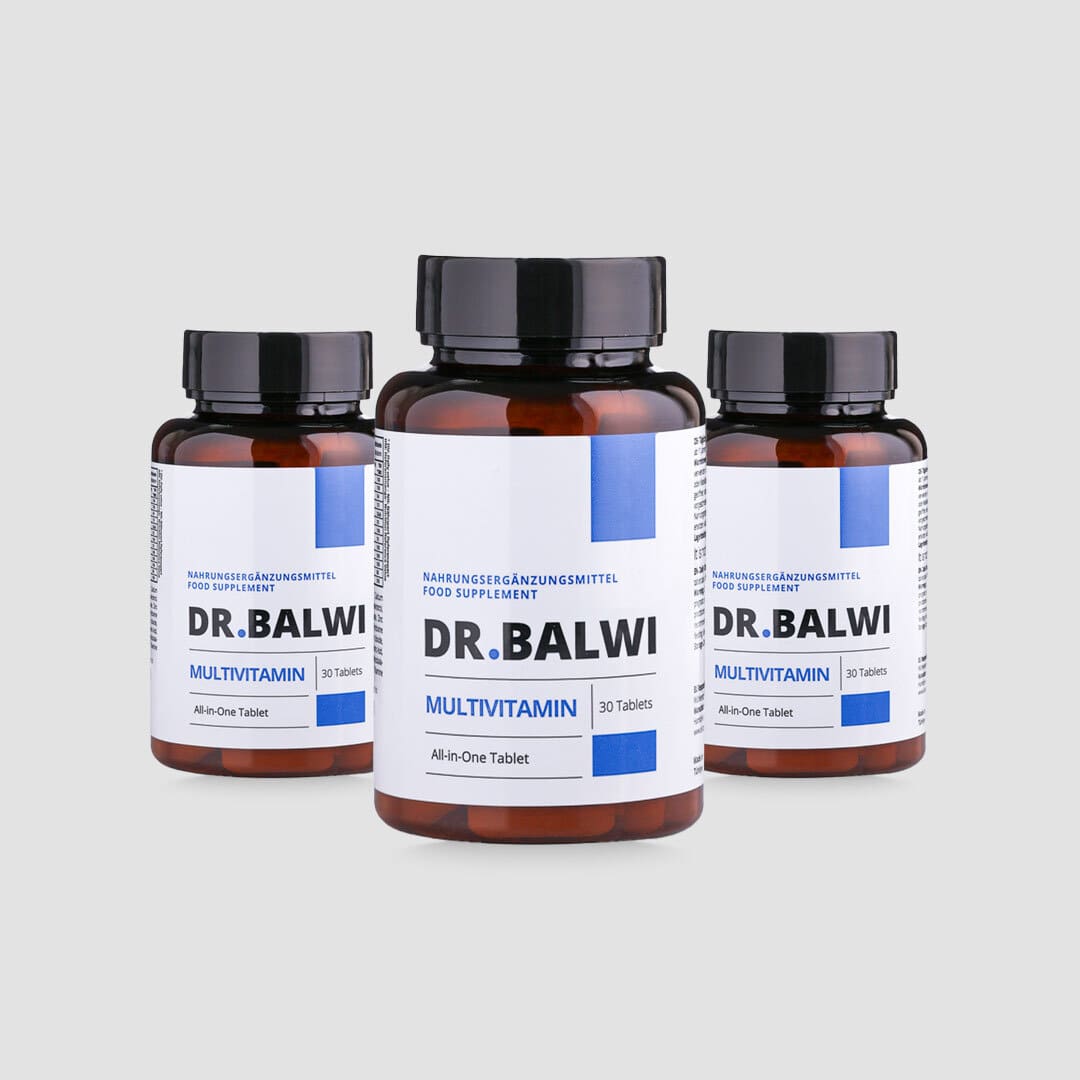 Drei braune Flaschen des Multivitaminkomplexes von shop.elithairtransplant, jeweils mit weißen und blauen Etiketten und 30 Tabletten, sind auf hellgrauem Hintergrund abgebildet. Sie enthalten wichtige Inhaltsstoffe wie Vitamin C und Zink für das tägliche Wohlbefinden.