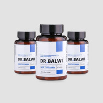 Drei braune Kunststoffflaschen Dr. Balwi Shop Multivitamin Complex, jeweils mit weißem Etikett und schwarzem Deckel, sind auf hellgrauem Hintergrund angeordnet. Jede Flasche enthält 30 All-in-One-Tabletten mit Vitamin C und Reishi-Pilzextrakt.