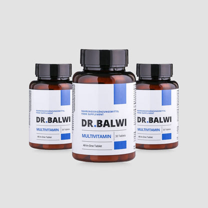 Drei braune Flaschen des Multivitaminkomplexes von shop.elithairtransplant, jeweils mit weißen und blauen Etiketten und 30 Tabletten, sind auf hellgrauem Hintergrund abgebildet. Sie enthalten wichtige Inhaltsstoffe wie Vitamin C und Zink für das tägliche Wohlbefinden.